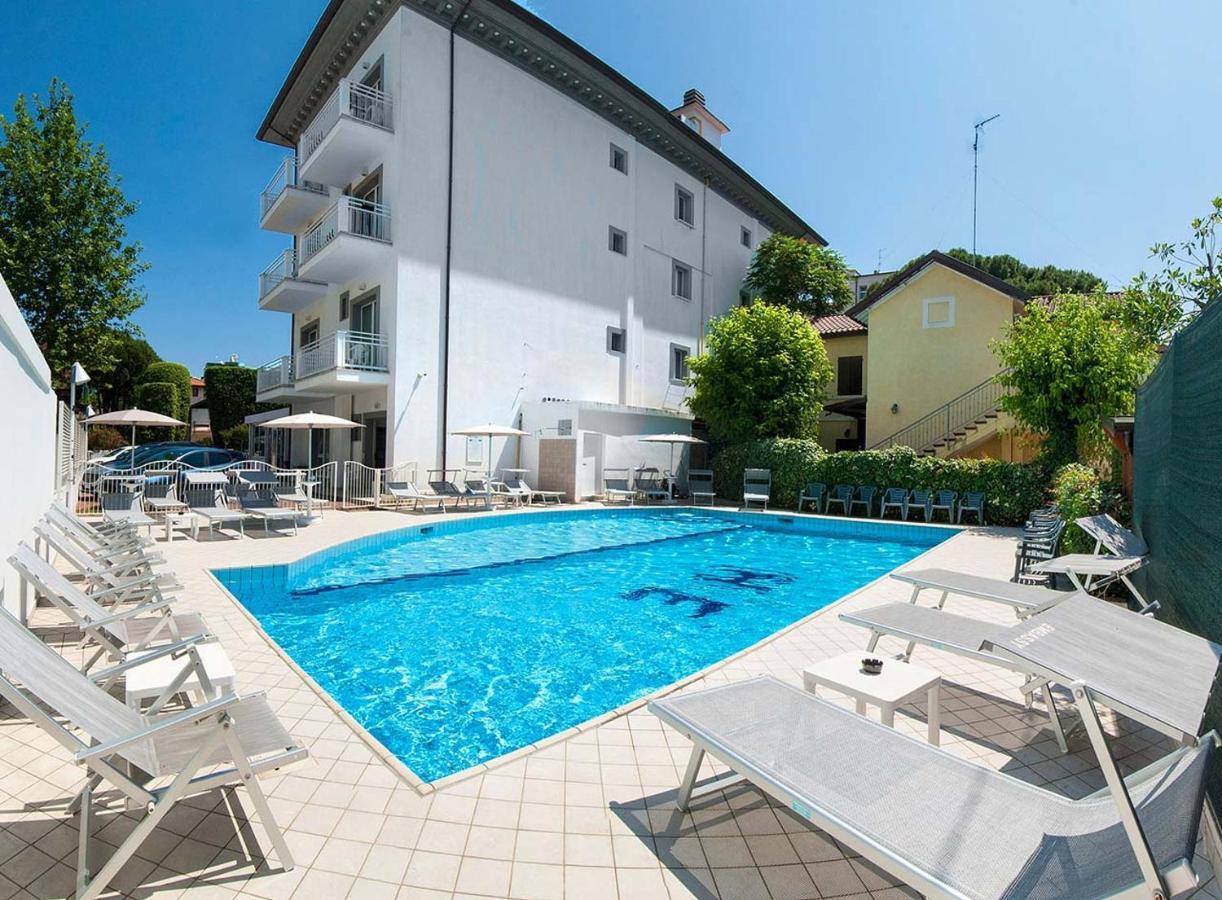 Hotel Embassy 里乔内 外观 照片
