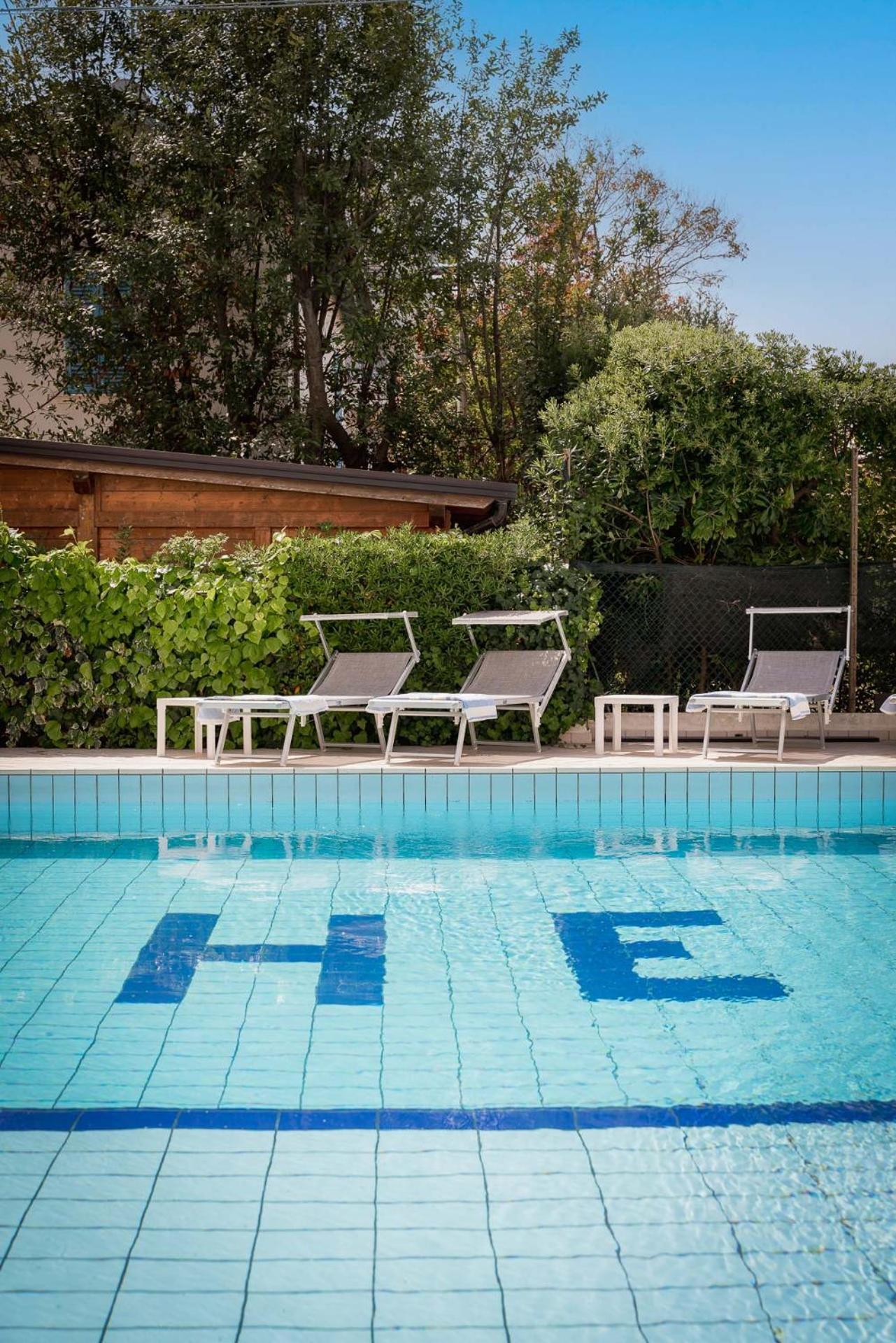 Hotel Embassy 里乔内 外观 照片